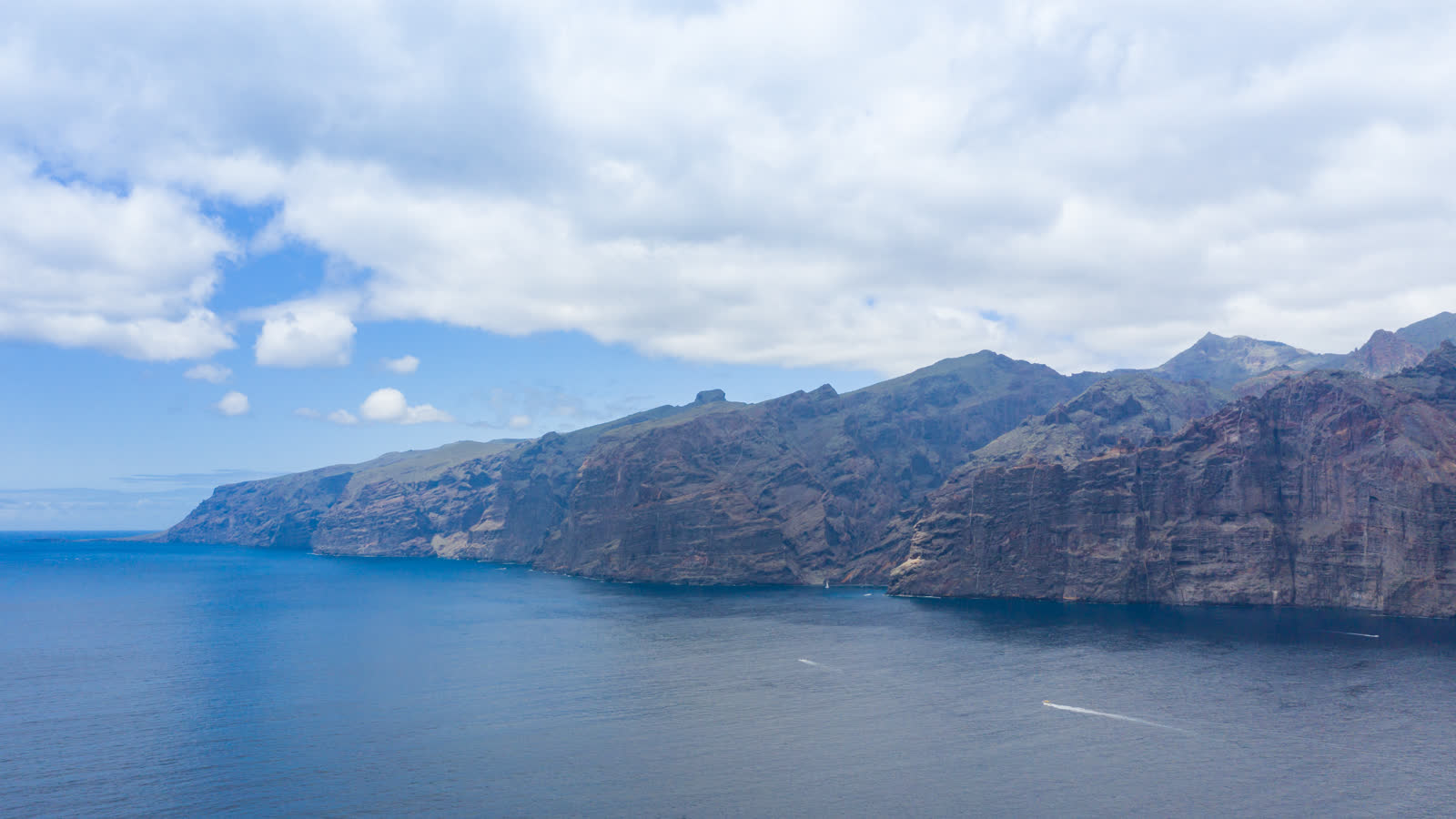 Klippen von Los Gigantes vom Meer aus, die Wand fällt in den Atlantik ab, dahinter La Gomera
