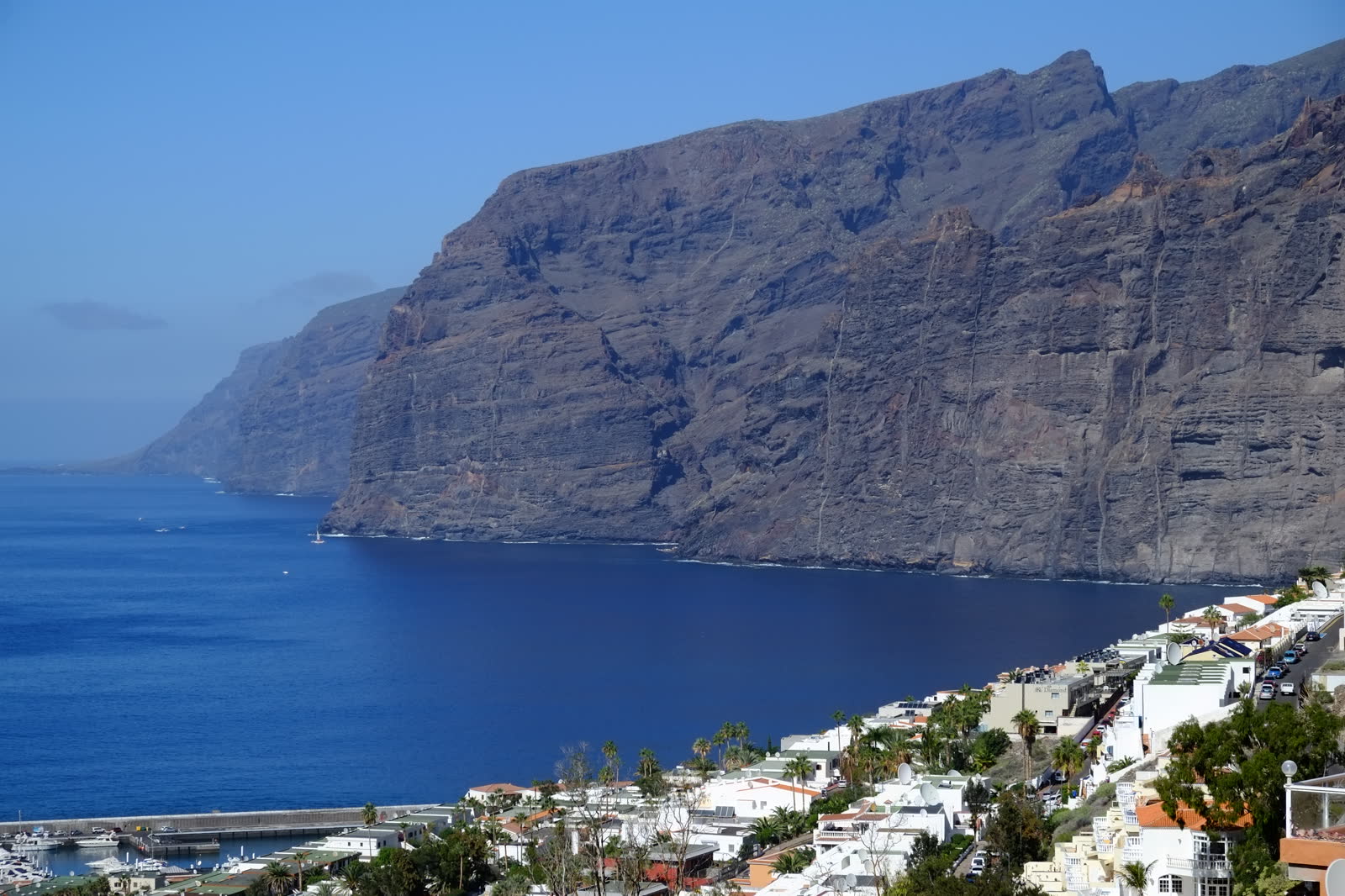 Klippen von Los Gigantes über dem Hafen: die Felswand, der Jachthafen und der Ort von oben