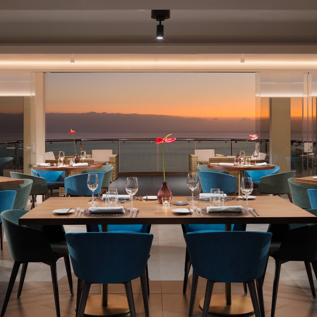 AQUA dining table with Atlantic view